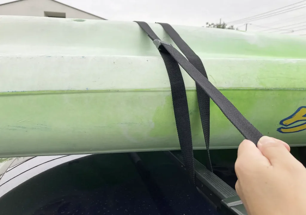 カヤックの積み方(車載方法)タイダウンベルトの選び方(太さ・長さ)/ハッチバック/ステーションワゴン/必要な道具アイテム(ルーフレール)風切り音対策/一人で持ち上げる