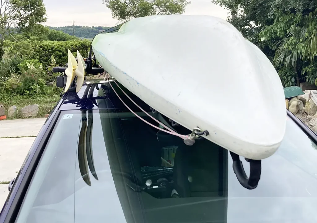 カヤックの積み方(車載方法)一人で持ち上げる/法律ルール/ハッチバック/ステーションワゴン/必要な道具アイテム(ルーフレール)風切り音対策