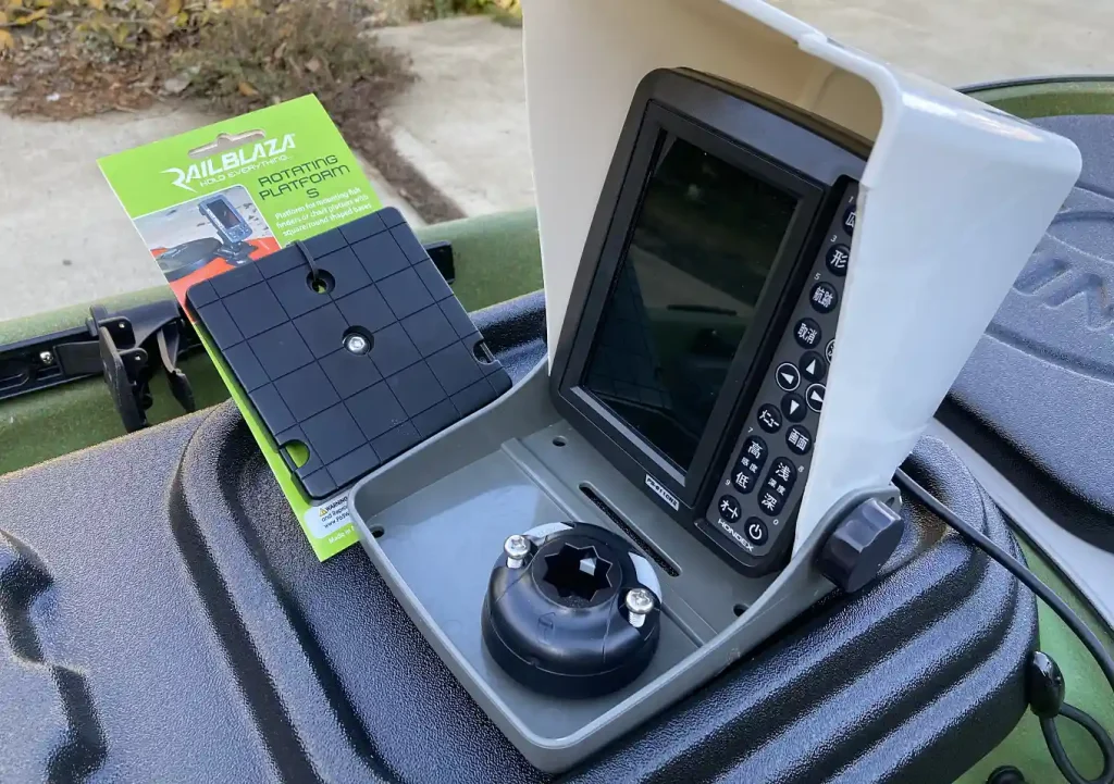 ホンデックスPS-611CN2／カヤック艤装（レイルブレイザ・ロータリープラットフォーム）／バイキングカヤックのセンターコンソール_プロフィッシュ45_忍_ニモ（取り付け方）固定方法／ネジorマジックテープ