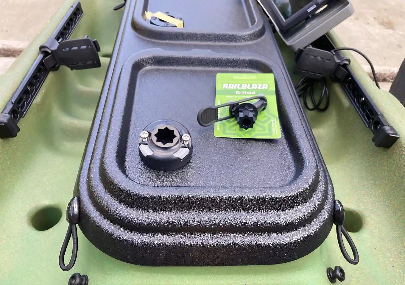 ホンデックスPS-611CN2／カヤック艤装（レイルブレイザ・Gホールド）／バイキングカヤックのセンターコンソール_プロフィッシュ45_忍_ニモ（取り付け方）固定方法／タッピングネジ直付け