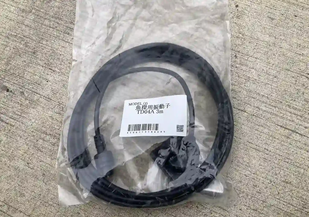 バイキングカヤック／プロフィッシュ45艤装／振動子取り付け方とケーブル配線方法／シリコンシーラントで固定（簡単DIY）改造魚探PS-611CNⅡ／センターコーンソール取り付けレイルブレイザマウント