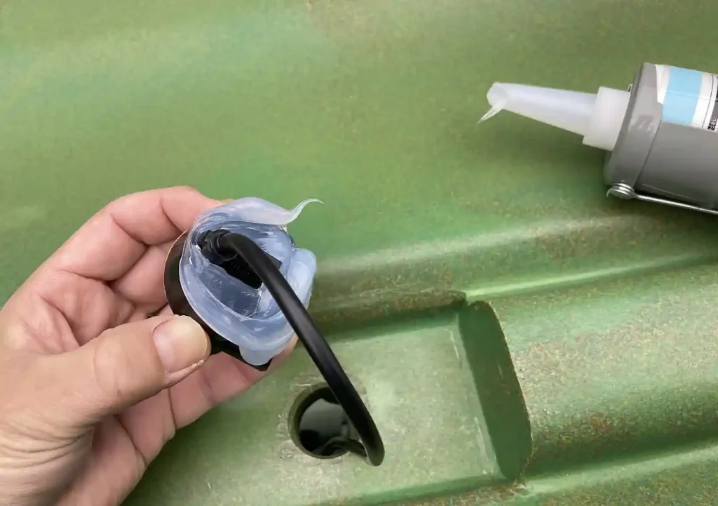 バイキングカヤック／プロフィッシュ45艤装／振動子取り付け方とケーブル配線方法／シリコンシーラントで固定（簡単DIY）改造魚探PS-611CNⅡ／センターコーンソール取り付けレイルブレイザマウント/TD04_3m