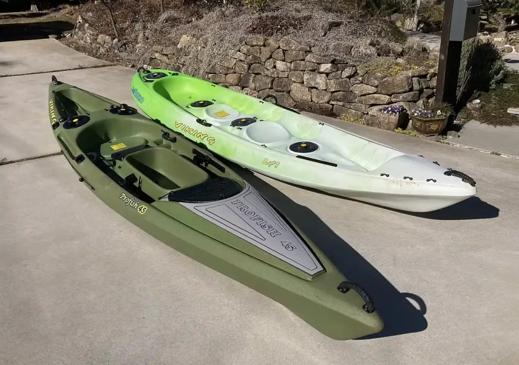 バイキングカヤック/新型プロフィッシュとニモ/長さサイズ比較/カヤック置き場の簡単DIY/プロフィッシュ/忍/ニモ/鉄パイプ単管/2台2段狭い場所でも設置可能/屋根付き作り方