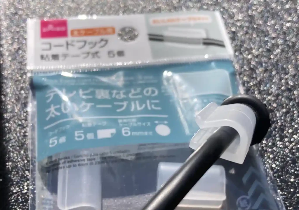 ダイソーのコードフック／バイキングカヤック／プロフィッシュ45艤装／振動子取り付け方とケーブル配線方法／シリコンシーラントで固定（簡単DIY）改造魚探PS-611CNⅡ／センターコーンソール取り付けレイルブレイザマウント