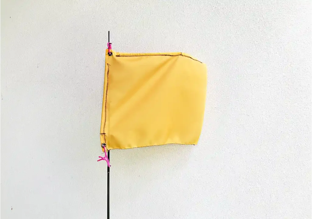 【無風でも自立】カヤック用フラッグを自作/ポイントは針金/作り方/安全対策/目立つ色と素材/ダイソー