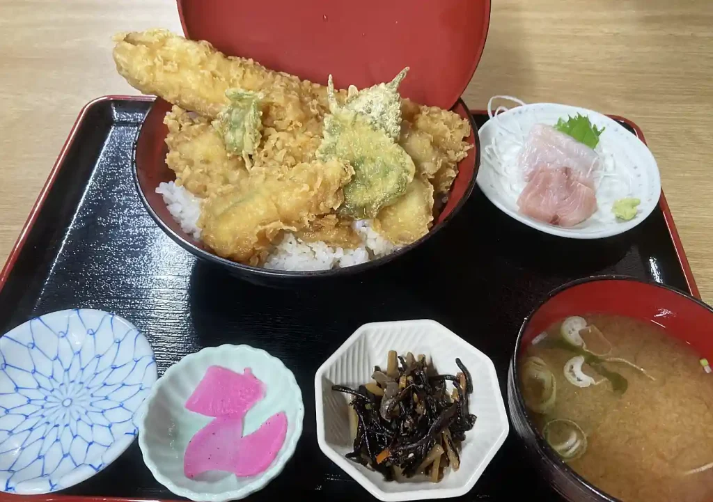 館山/釣り飯【寅丸市場】タチウオ料理が名物/ボリューム満点/刺身・天ぷら天丼・海鮮丼・地魚料理/定食屋