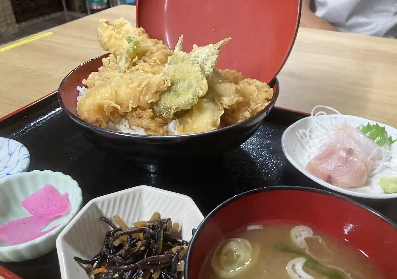 館山／釣り飯【寅丸市場】タチウオ料理が名物／ボリューム満点／刺身・天ぷら天丼・海鮮丼・地魚料理／定食屋