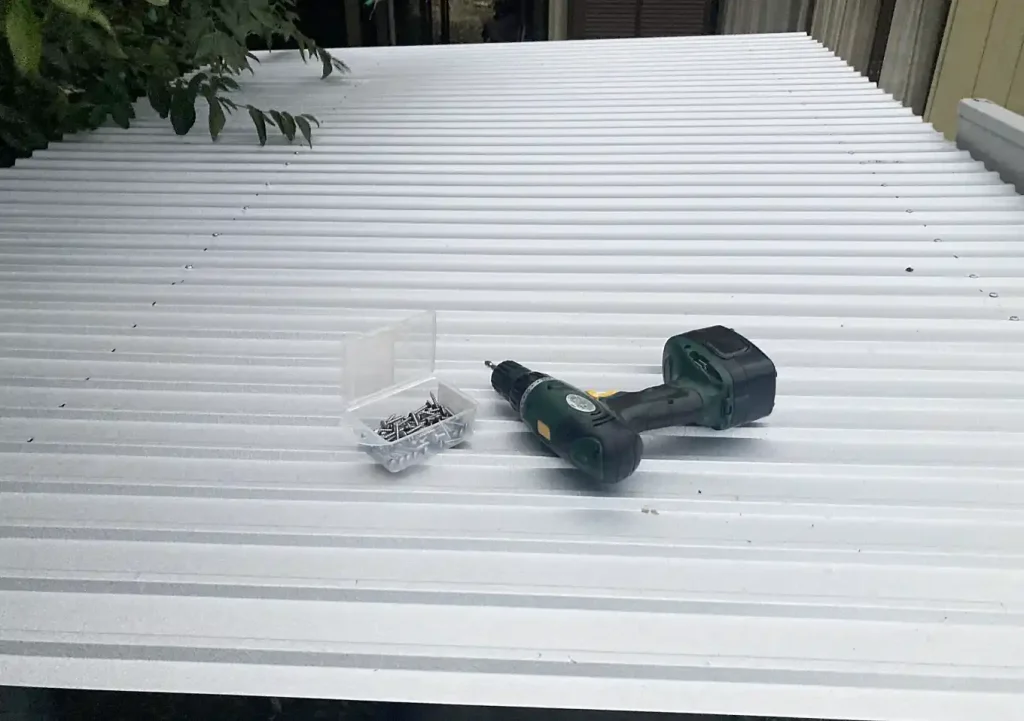 カヤックの置き場【簡単DIY】単管パイプにガルバリウム屋根を取り付ける/2艇(2段)雨・紫外線対策/アイテムと道具・工具切る(丸ノコ歯・ビス)