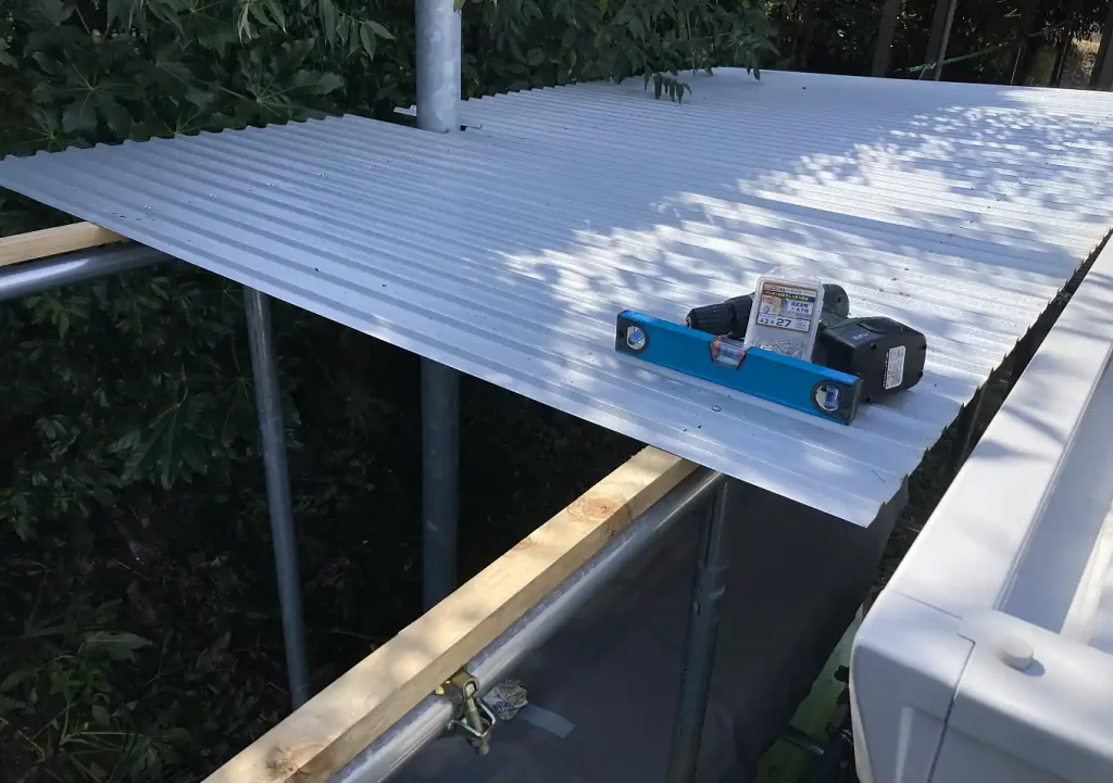 カヤックの置き場【簡単DIY】単管パイプにガルバリウム屋根を取り付ける/2艇(2段)雨・紫外線対策/アイテムと道具・工具切る(丸ノコ歯・ビス)