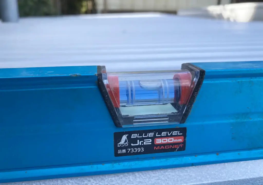 マグネットはガルバリウムに付く/カヤックの置き場【簡単DIY】単管パイプにガルバリウム屋根を取り付ける/2艇(2段)雨・紫外線対策/アイテム